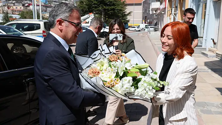 Başkan Özdoğan çiçeklerle karşılandı