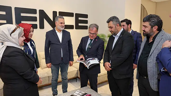 Başkan Özdoğan stantları gezerek firmalarla ve sektör temsilcileriyle bir araya geldi