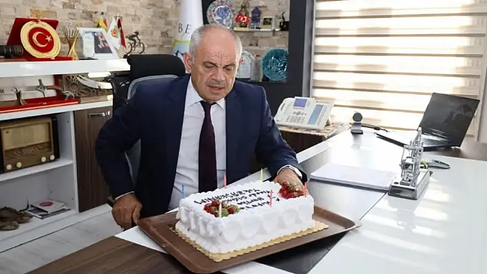 Başkan Öztürk'e pasta üzerindeki mesajla renklenen sürpriz doğum günü