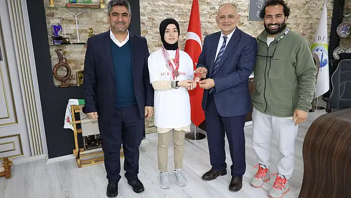 Başkan Öztürk'ten genç sporcuya ödül