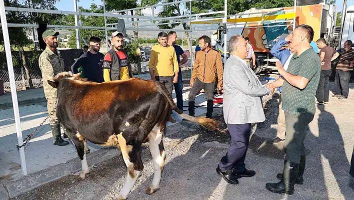 Yalçın, vatandaşın bayram sevincine ortak oldu