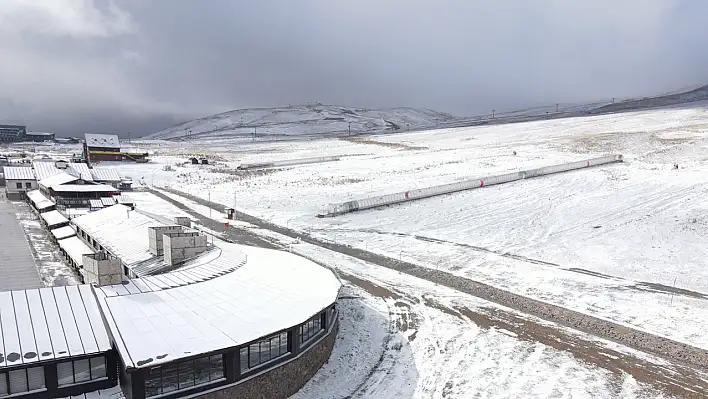 Beklenen oldu! Erciyes'e yılın ilk karı yağdı