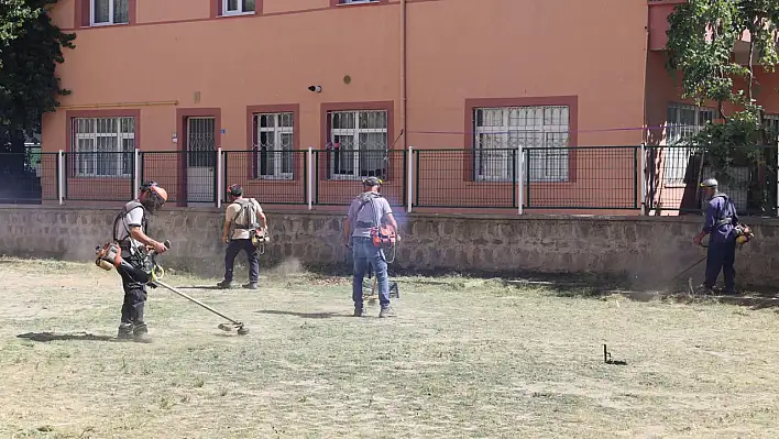 Belediye ekiplerinden okullara çifte destek: Temizlik ve ilaçlama çalışmaları!