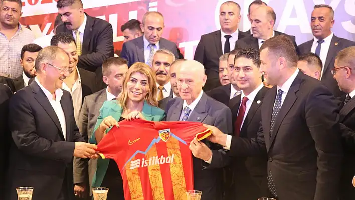 Berna Gözbaşı Devlet Bahçeli'ye Kayserispor forması hediye etti