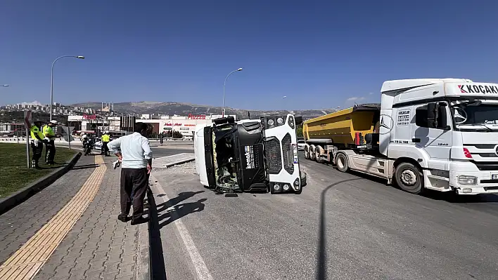 Beton duvar blokları taşıyan tır yan yattı!