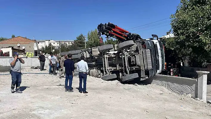 Sivas'ta beton mikseri devrildi! Sürücü yaralandı...
