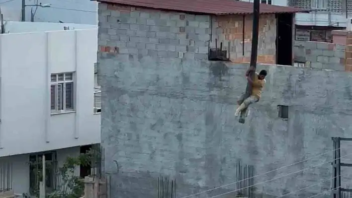 Adana'da Bir İşçi Beton Mikseri ile Hayata Tutundu!