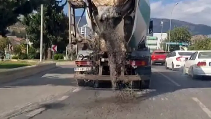 Beton mikseri harcı karayoluna dökerek ilerledi!