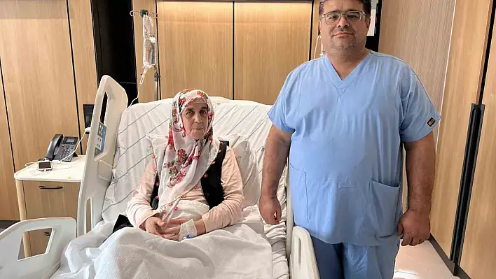 Beynindeki metastazdan dolayı görme kaybı yaşayan kadın sağlığına kavuştu!