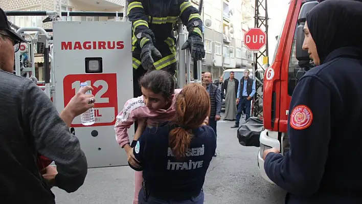 Binada Yangın Çıktı, Yangında Mahsur Kalanlar Kurtarıldı