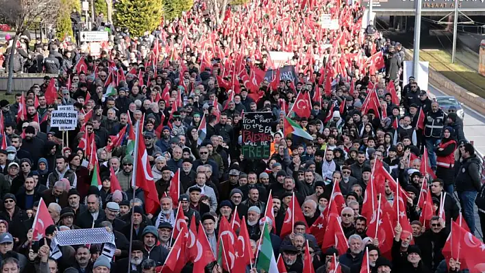 Binlerce Kişi Şehitler İçin Yürüdü