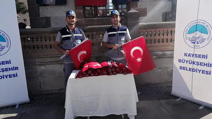 Binlerce Türk Bayrağı Dağıtılıyor - Vatandaş yoğun ilgi gösteriyor