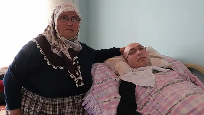 Bir anne, bir ömür: 16 yıldır yatağa bağımlı oğlunun yanında!
