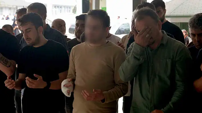 Oğlunun gözü önünde annesini öldürdü