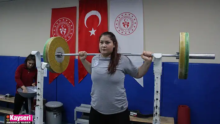 'Boyun kısa kalır' uyarısına rağmen haltere başladı. Şimdi hedefi olimpiyat...