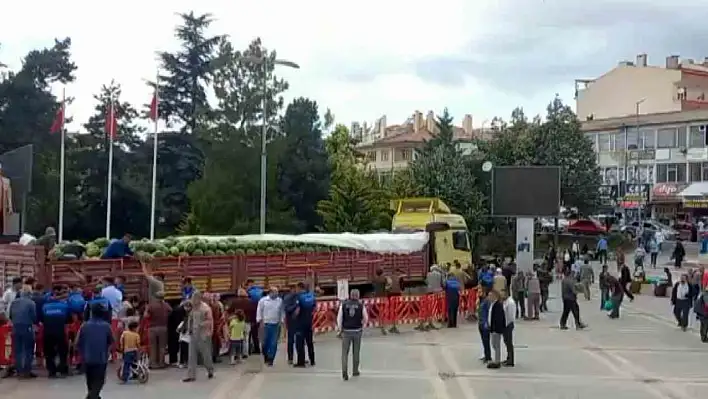 Kayseri'de karpuz kuyruğu! Hayır için dağıtılan karpuzlara yoğun ilgi