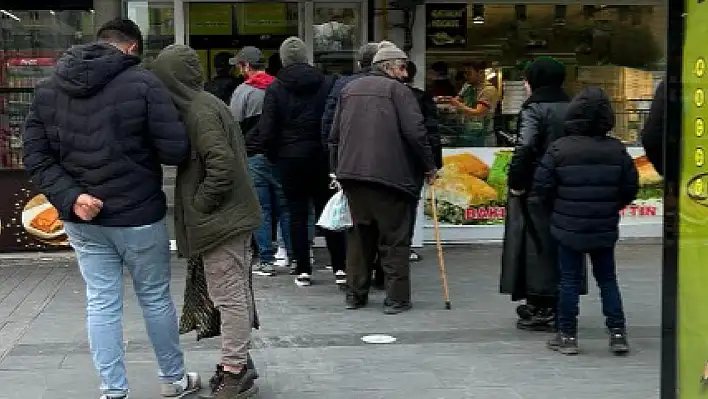 Bu fiyata baklava olur mu? Kayseri'de Ucuz Baklava Kuyruğu!