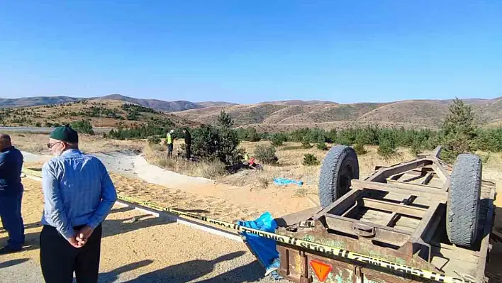Buğday yüklü traktör devrildi