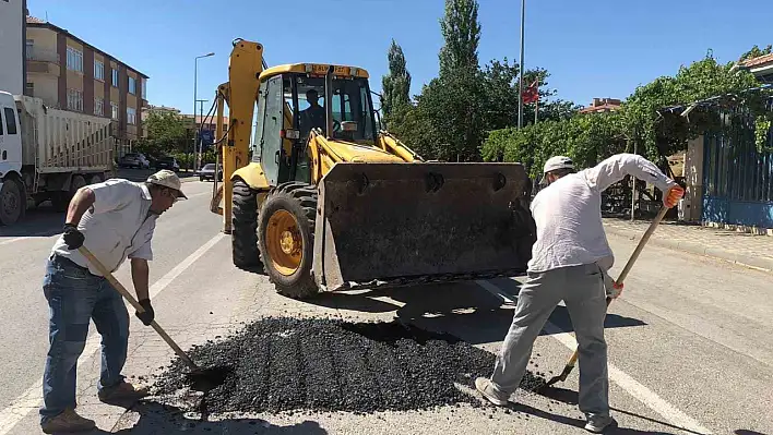 Bünyan'da bozuk yollara yama yapılıyor