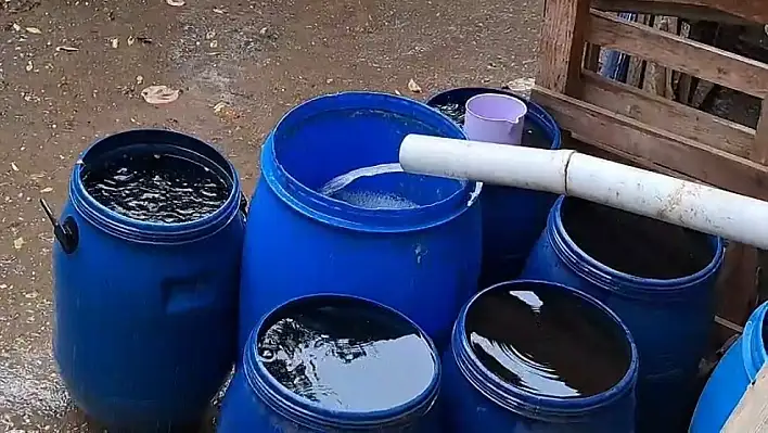Tasarrufun böylesi: Yağmur suyunu varillere biriktiriyor
