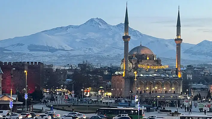 Bürüngüz Cami'ye Ramazan ayının simgesi mahya asıldı!