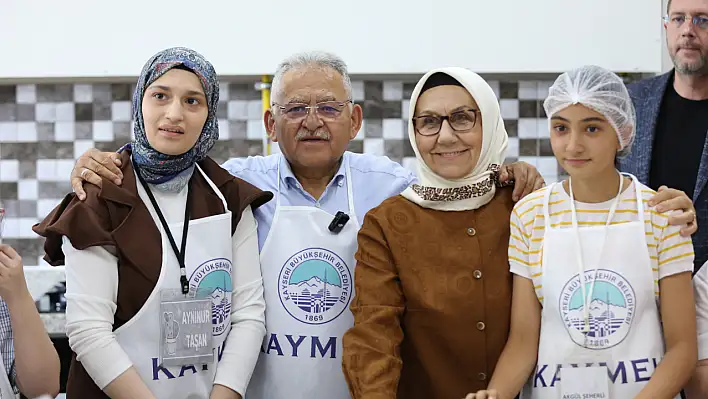 Büyükkılıç çifti özel çocuklarla birlikte mutfağa girdi: Anlamlı etkinlikte bir araya geldi!