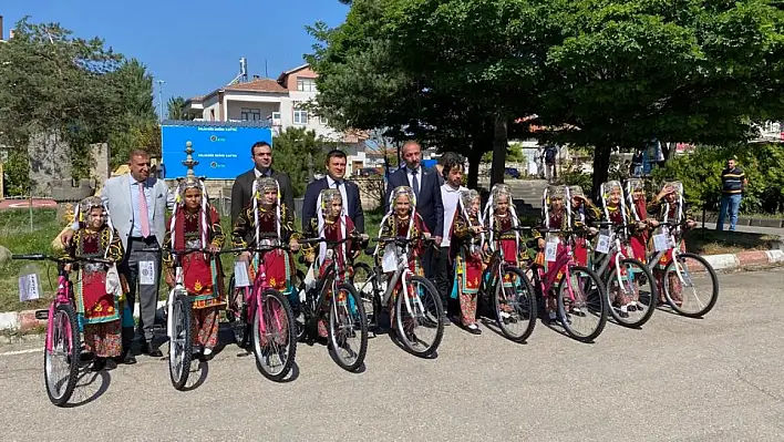 Büyükkılıç verdiği sözü tuttu, öğrencilere bisiklet hediye etti