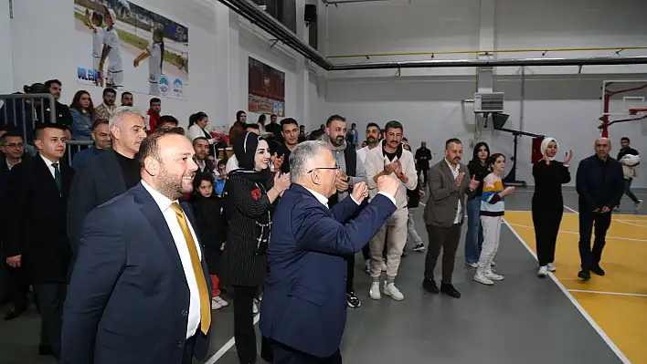 Büyükkılıç, Voleybol Turnuvası Ödül Töreni'nde Takımlara Ödüllerini Verdi