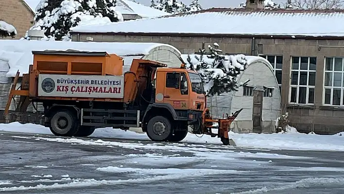 Büyükşehir'den kırsalda mahsur kalanlara ve okullara kar temizliği