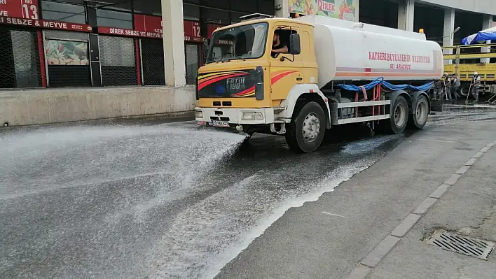 Hal kompleksi esnafı temizlik çalışmasından memnun..