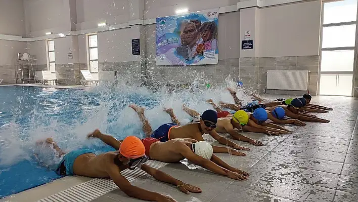 Sarıoğlan Çiftlik Kapalı Yüzme Havuzu hizmete başladı