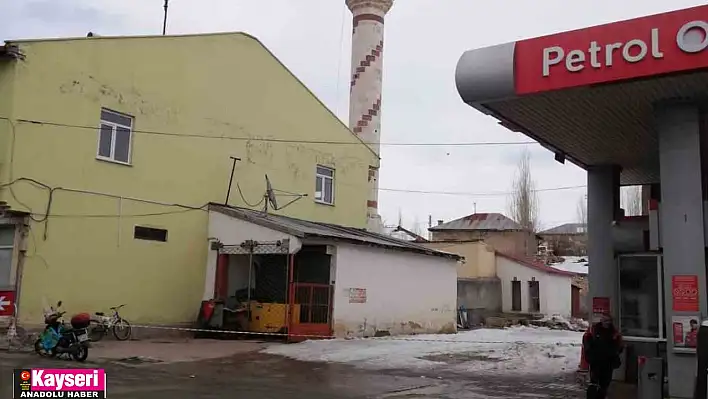 Büyükşehir Sarız'da hasarlı minareyi sorunsuz şekilde yıktı