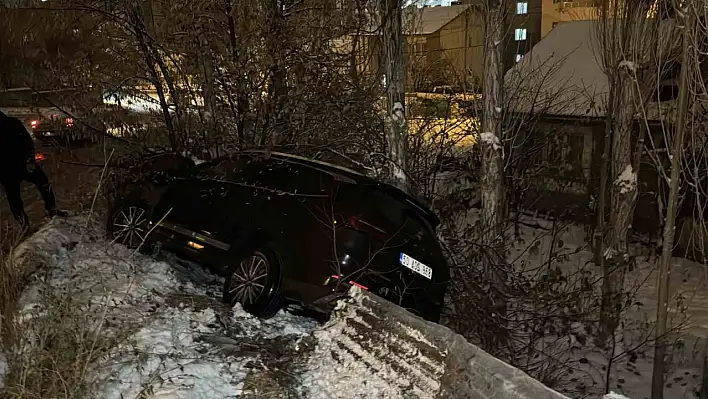 Buzlu yolda kaydı evin bahçesine düştü- Sürücü yaralandı