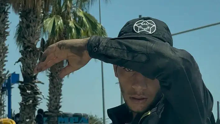 Adana'da ışıkları mesken tuttular: Cam silen şahıslar pes dedirtti!