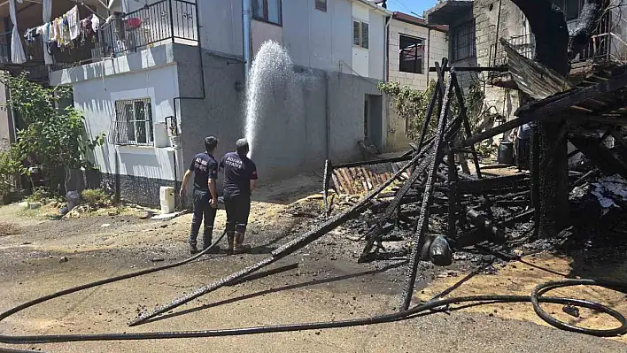 Adana'da Çardak Yangını Paniğe Neden Oldu
