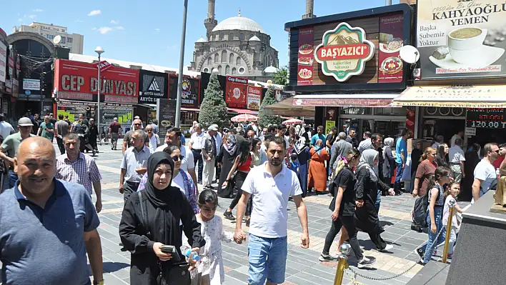 Çarşılarda bayram yoğunluğu: Caddeler doldu taştı!