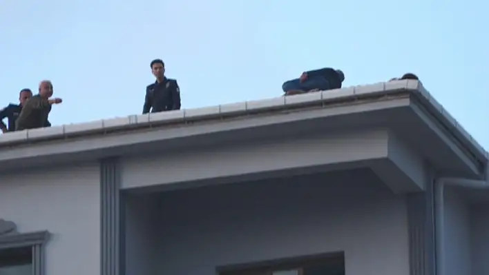 Adana'da boyacı krizi: Alacağını alınca çatıdan indi!