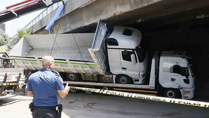 Çekicinin üzerindeki kamyon otoyol köprüsüne sıkıştı