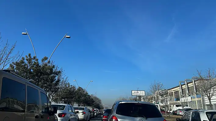 Çevreyolu'nda yoğun trafik: Uzun araç kuyrukları oluştu...