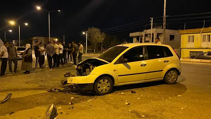 Ceyhan'da otomobil motosikletle çarpıştı: 2 yaralı