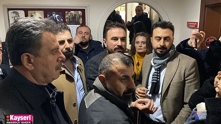 CHP'de olaylı seçim: Parti üyeleri yeni seçilen başkanı istifaya davet etti