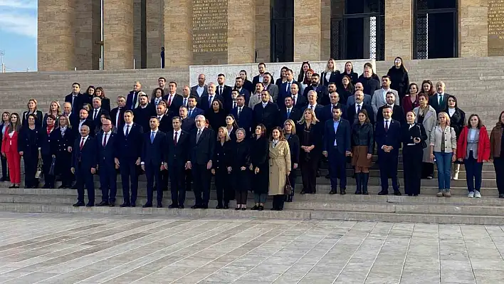 CHP Genel Başkanı Özel ve beraberindeki heyet Anıtkabir'i ziyaret etti
