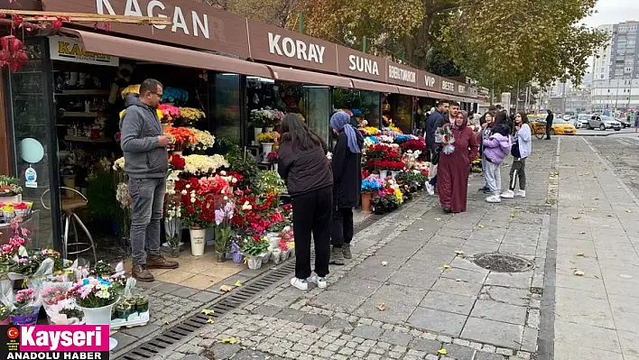 Çiçekçilerde 'Öğretmenler Günü' mesaisi