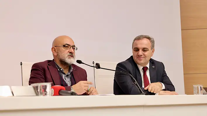 Cıngı ERÜ'de gençlerle buluştu: 'Eski teoriler yıkılıyor, yeni çağı siz kuracaksınız!'