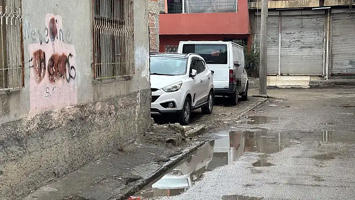 Çocuğun kafasını önce arabaya vurdu sonra yere fırlattı!