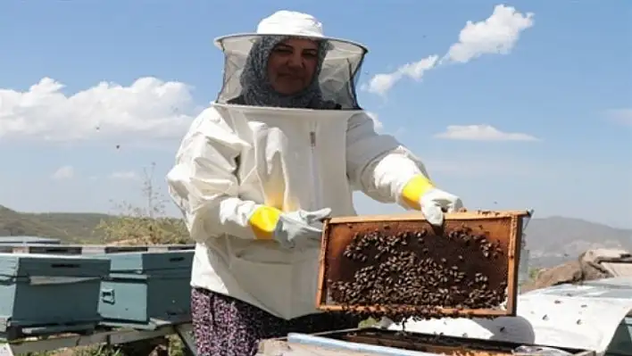 Çocukları için arıcılığa başladı, hastalıkla ve toplumla direndi