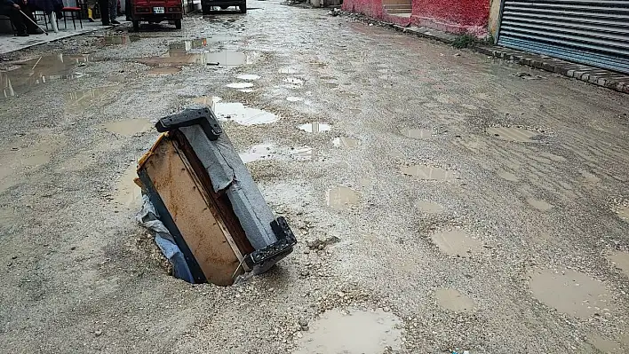 Yol çöktü esnaf kanepe ile önlem aldı