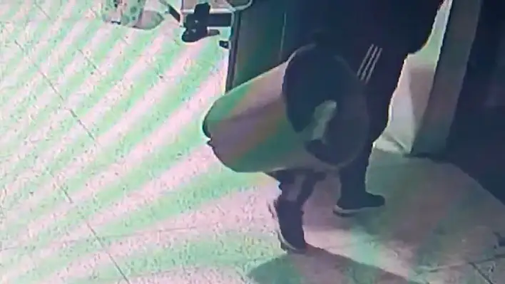 Çöp toplayıcı gibi girdi - Ayakkabıları topladı gitti!