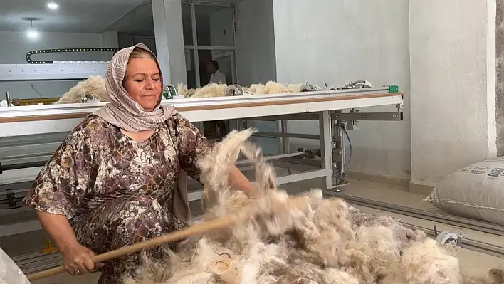 Çöpten topladığı yünlerle kendi işini kurdu!