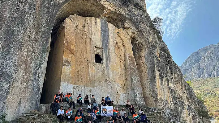 2 bin yıllık tarih: Kapılıkaya Kaya Mezarı ziyaretçi akınına uğruyor